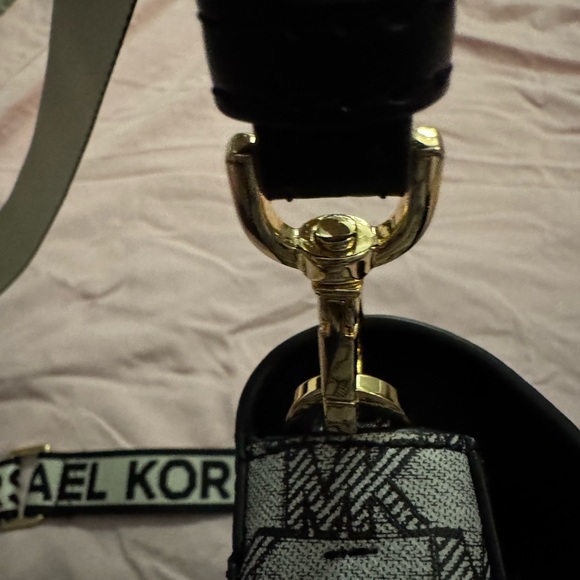 Michael Kors purse - Picture 2 of 6